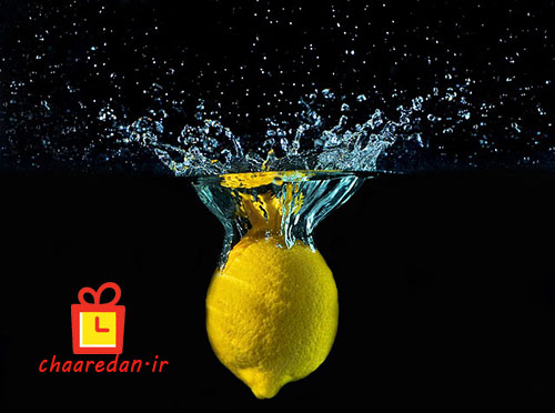 برای درست کردن آبلیمو لیمو را در آب قرار دهید