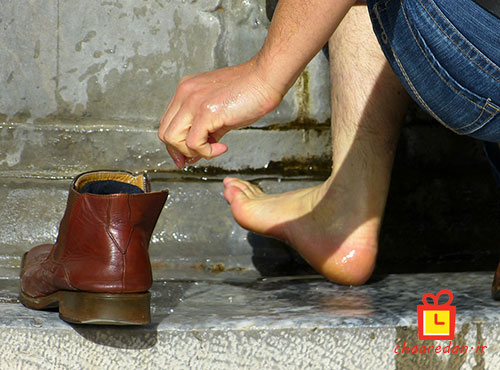 شستن پاها برای جلوگیری از زخم شدن پشت پا در اثر پوشیدن کفش درمان تاول پا