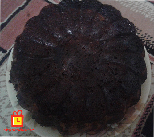 دستور پخت کیک خیس شکلاتی اضافه کردن سس به کیک