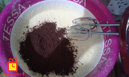 اضافه کردن کاکائو به کیک در پخت کیک خیس شکلاتی