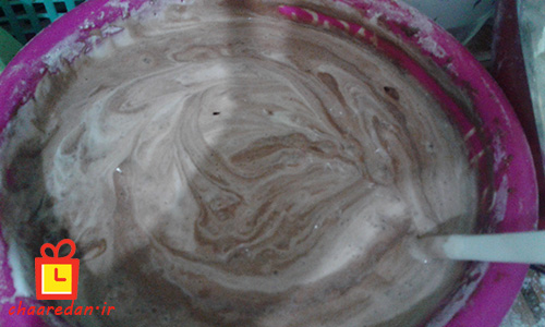دستور پخت کیک خیس شکلاتی اضافه کردن سفیده به کیک و روش هم زدن آن