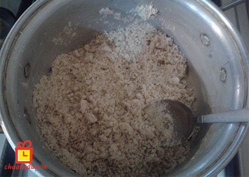 طرز تهیه کاچی آرد برنج و زردچوبه مرحله تفت دادن آرد