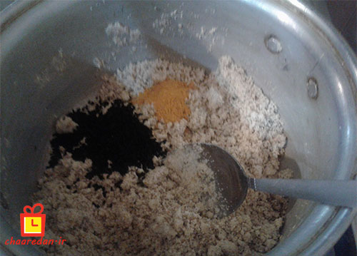 روش درست کردن کاچی آرد برنج و زردچوبه مرحله اضافه کردن زردچوبه و سیاه دانه