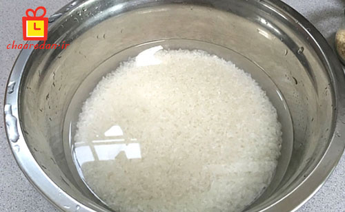 آب کردن برنج برای تهیه آرد برنج خانگی