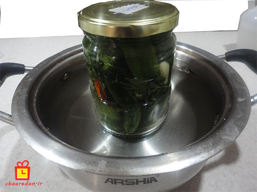 جوشاندن شیشه خیار سبز برای برای درست کردن خیار شور