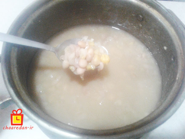 پخت نخود و لوبیا برای درست کردن خوراک با کشک