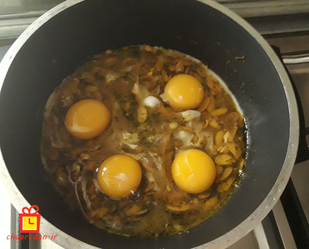 اضافه کردن تخم مرغ به باقالی قاتوق