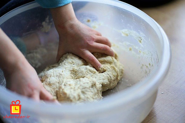 اضافه کردن خمیر مایه به آرد بعد از عمل آوردن و درست کردن خمیر مایه