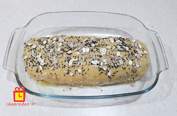 مواد رویه نان تست بعد از پف نهایی نان در ظرف مستطیل شکل
