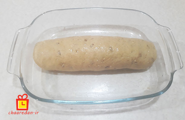 قرار دادن خمیر نان تست سبوس دار در قالب مستطیل شکل برای پخت نان تست بدون قالب