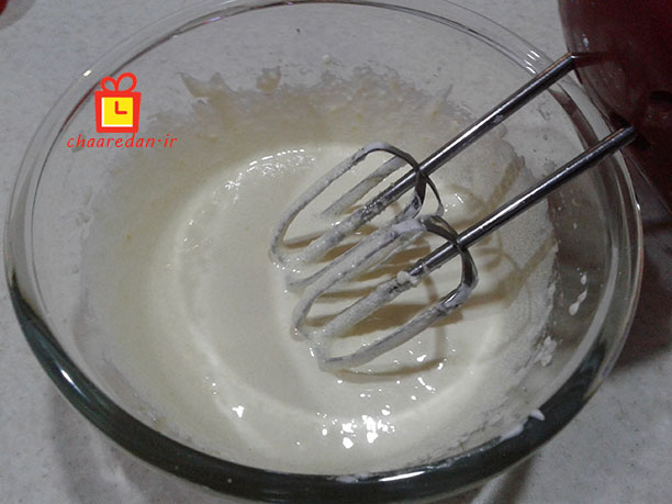زدن زرده با شکر برای درست کردن کیک بدون بیکینگ پودر پوک و پفدار 