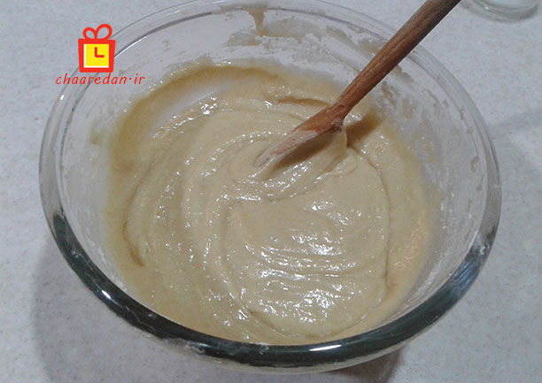 اضافه کردن آرد به مواد کیک وانیلی پوک بدون بیکینگ پودر