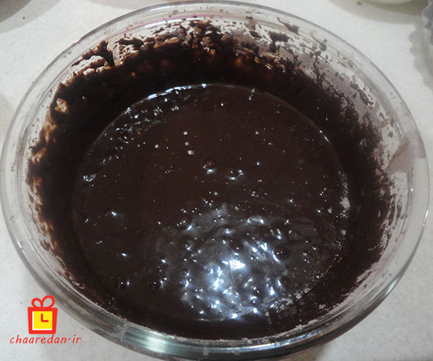 اضافه کردن شکلات تلخ به مواد کیک شکلاتی اسفنجی