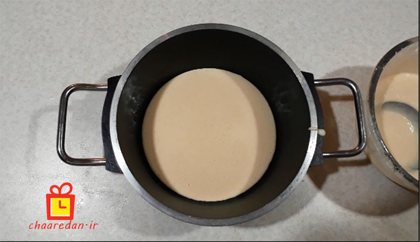 ریختن خمیر پنکیک داخل ماهیتابه برای پخت پنکیک ساده