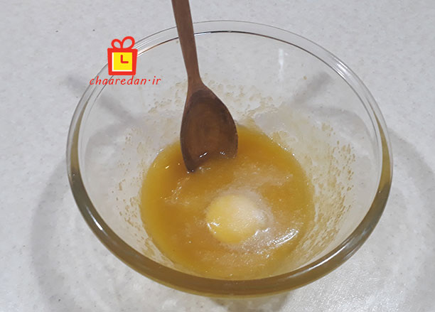 زدن تخم مرغ به مواد طرز تهیه براونی شکلاتی و خیس