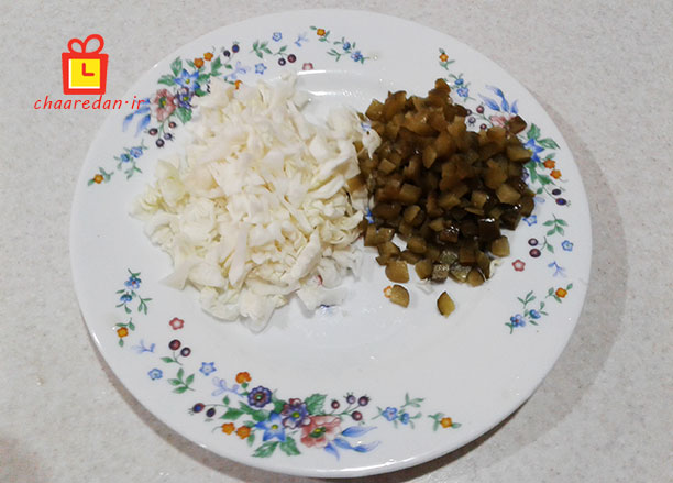 خیار شود و کلم خرد شده برای سالاد ماکارونی با سیب زمینی پخته