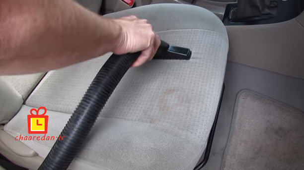 استفاده از جاروبرقی برای تمیز کردن صندلی پارچه ای ماشین 