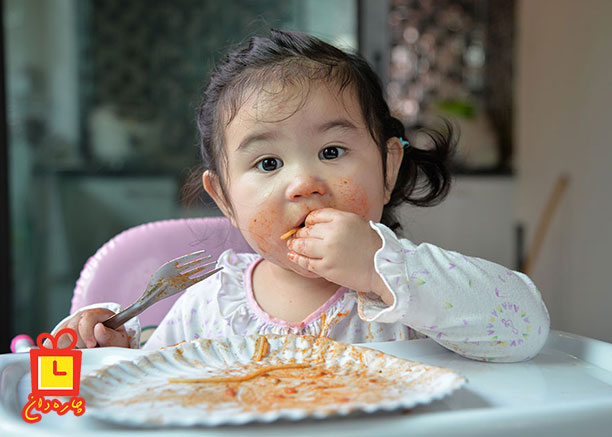 برای بد غذا نبودن کودک اجازه دهید اگر دوست دارد خودش غذا بخورد