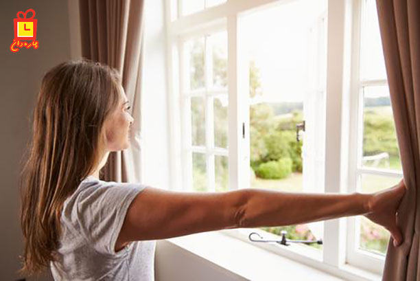 باز کردن پنجره برای از بین بردن بوی بد در خانه و خوشبو کردن خانه 