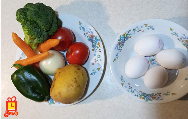 مواد لازم برای تهیه املت سبزیجات رژیمی مانند کلم بروکلی گوجه سیب زمینی و تخم مرغ