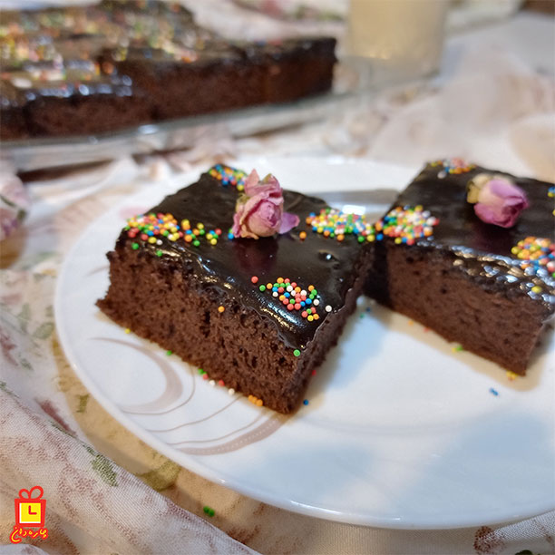 دستور پخت کیک شکلاتی با سس شکلاتی براق فوق العاده